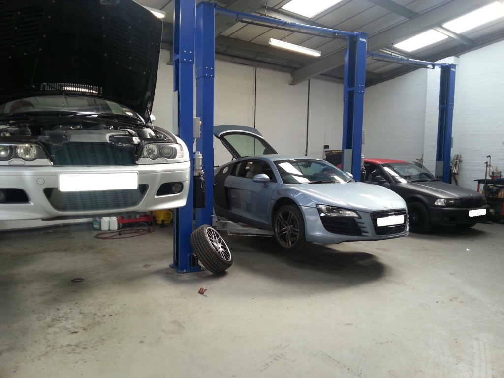 diagnostic specialist - 3 cars in garage white blue and black